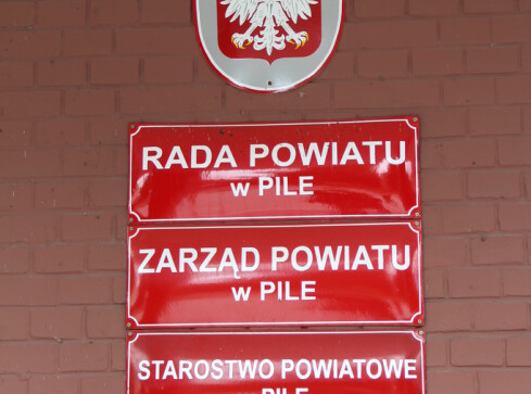 Zamknięte drzwi do Starostwa - grafika