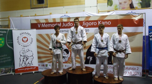 Judocy z medalami - grafika