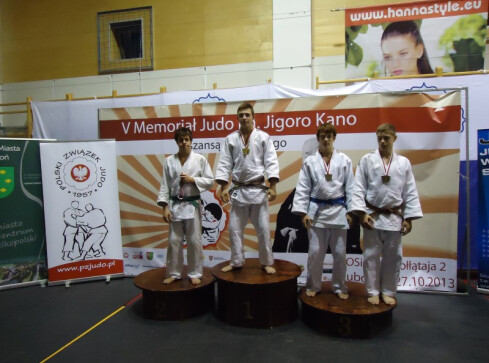 Judocy z medalami - grafika