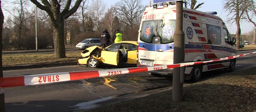 Wypadek na Wojska Polskiego. Polonez skasował coupe [WIDEO]