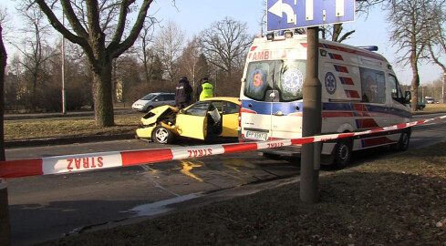 Wypadek na Wojska Polskiego. Polonez skasował coupe [WIDEO] - grafika