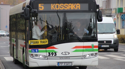 Mniej autobusów na ulicach. Wakacyjny rozkład jazdy - grafika