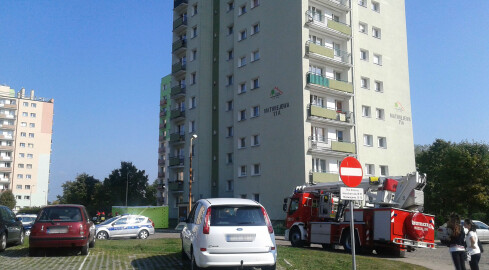 Człowiek w oknie - służby na miejscu zdarzenia - grafika