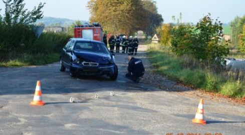 Uderzył volkswagenem w bok rovera - grafika