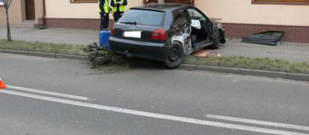 Kierowca bez prawa jazdy wjechał w dom