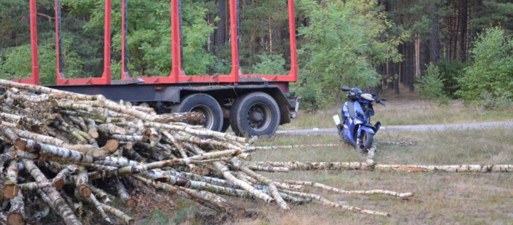 Pijany, motocyklem w naczepę