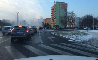 Auto zapaliło się na rondzie