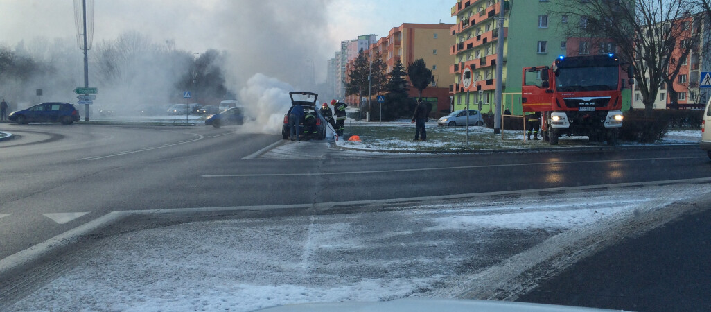 Auto zapaliło się na rondzie