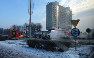 Auto zapaliło się na rondzie