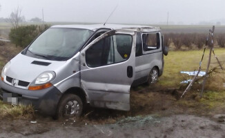 Bus wypadł z drogi i dachował. Trzy osoby w szpitalu