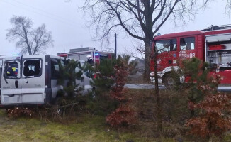 Bus wypadł z drogi i dachował. Trzy osoby w szpitalu