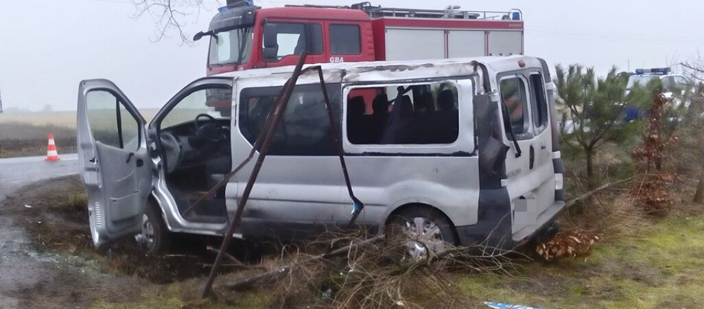 Bus wypadł z drogi i dachował. Trzy osoby w szpitalu