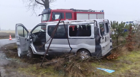 Bus wypadł z drogi i dachował. Trzy osoby w szpitalu - grafika