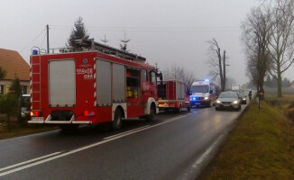 Bus wypadł z drogi i dachował. Trzy osoby w szpitalu