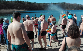 Śmigus-dyngus na Płotkach z pilskimi morsami