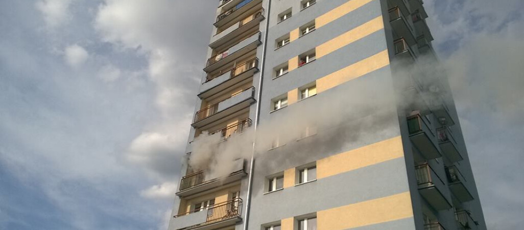 Pożar mieszkania przy Bydgoskiej. Ranny strażak