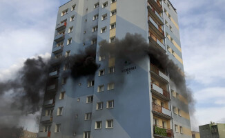 Pożar mieszkania przy Bydgoskiej. Ranny strażak