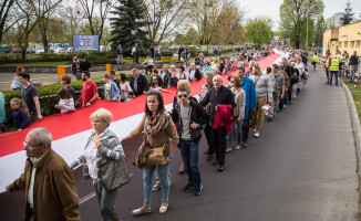 Rekord Guinnessa pobity! Flagę niosło 2,5 tys. osób!