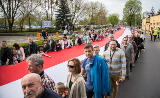 Rekord Guinnessa pobity! Flagę niosło 2,5 tys. osób!