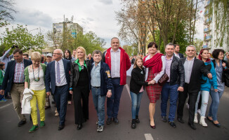 Rekord Guinnessa pobity! Flagę niosło 2,5 tys. osób!