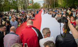 Rekord Guinnessa pobity! Flagę niosło 2,5 tys. osób!