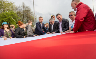 Rekord Guinnessa pobity! Flagę niosło 2,5 tys. osób!