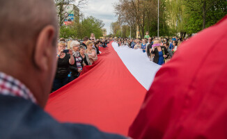 Rekord Guinnessa pobity! Flagę niosło 2,5 tys. osób!