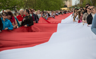 Rekord Guinnessa pobity! Flagę niosło 2,5 tys. osób!