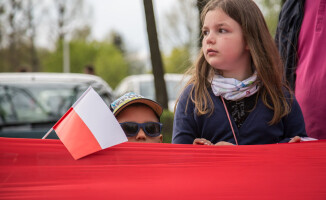 Rekord Guinnessa pobity! Flagę niosło 2,5 tys. osób!