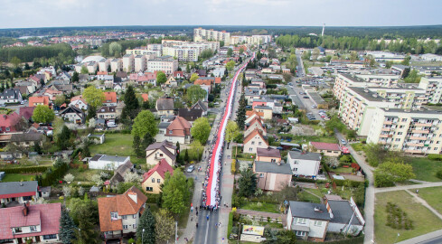 Rekord Guinnessa pobity! Flagę niosło 2,5 tys. osób! - grafika