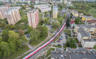 Rekord Guinnessa pobity! Flagę niosło 2,5 tys. osób!