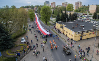 Rekord Guinnessa pobity! Flagę niosło 2,5 tys. osób!