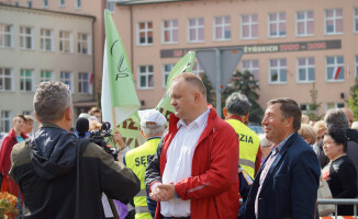 Rekord Guinnessa pobity! Flagę niosło 2,5 tys. osób!