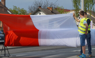 Rekord Guinnessa pobity! Flagę niosło 2,5 tys. osób!