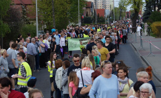 Rekord Guinnessa pobity! Flagę niosło 2,5 tys. osób!