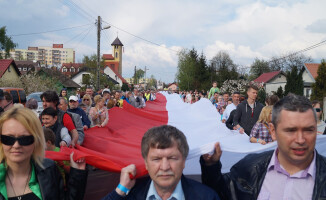 Rekord Guinnessa pobity! Flagę niosło 2,5 tys. osób!