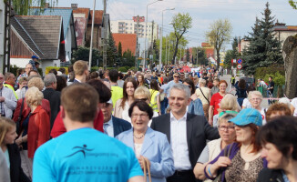 Rekord Guinnessa pobity! Flagę niosło 2,5 tys. osób!