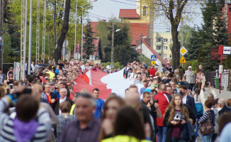 Rekord Guinnessa pobity! Flagę niosło 2,5 tys. osób!