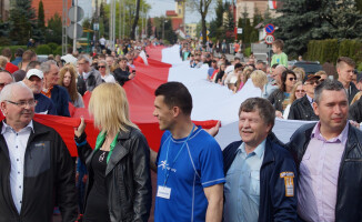 Rekord Guinnessa pobity! Flagę niosło 2,5 tys. osób!