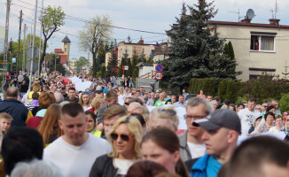 Rekord Guinnessa pobity! Flagę niosło 2,5 tys. osób!