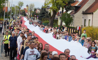 Rekord Guinnessa pobity! Flagę niosło 2,5 tys. osób!