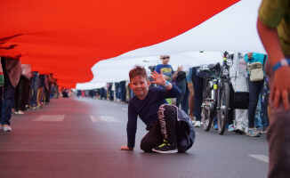 Rekord Guinnessa pobity! Flagę niosło 2,5 tys. osób!