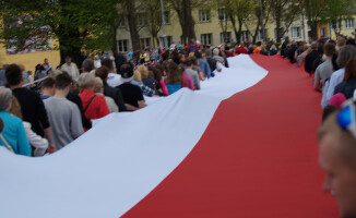 Rekord Guinnessa pobity! Flagę niosło 2,5 tys. osób!