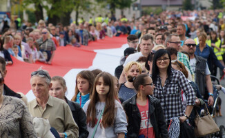 Rekord Guinnessa pobity! Flagę niosło 2,5 tys. osób!