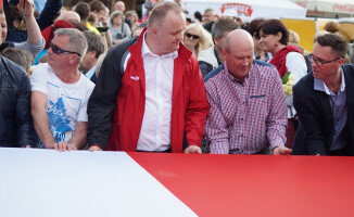 Rekord Guinnessa pobity! Flagę niosło 2,5 tys. osób!