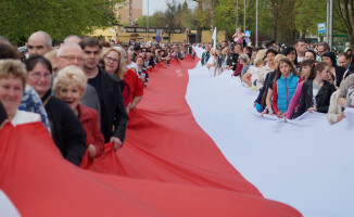 Rekord Guinnessa pobity! Flagę niosło 2,5 tys. osób!