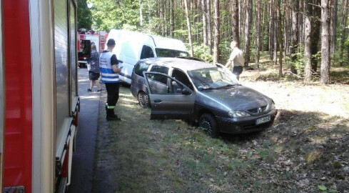 Wypadek pod Trzcianką. Zderzenie busa z osobówką - grafika