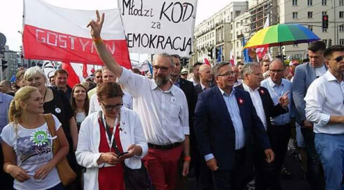 Lider KOD na manifestacji w Pile - grafika