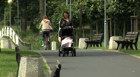 Piesi vs. rowerzyści...na promenadzie w Złotowie - grafika