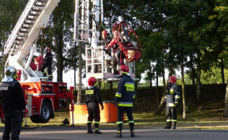 Paralotniarz wpadł na drzewo. Ratowali go strażacy